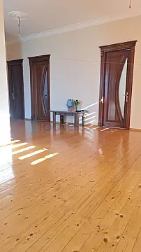 Satılır 7 otaqlı həyət evi 240 m²