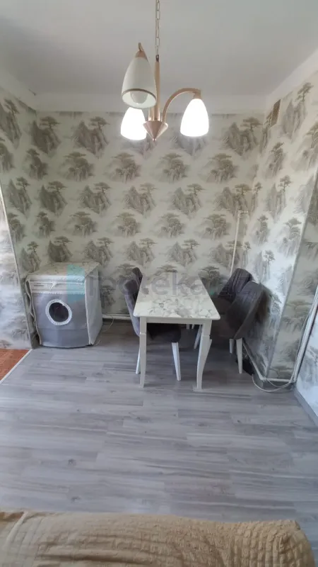 Satılır 2 otaqlı köhnə tikili 65 m²