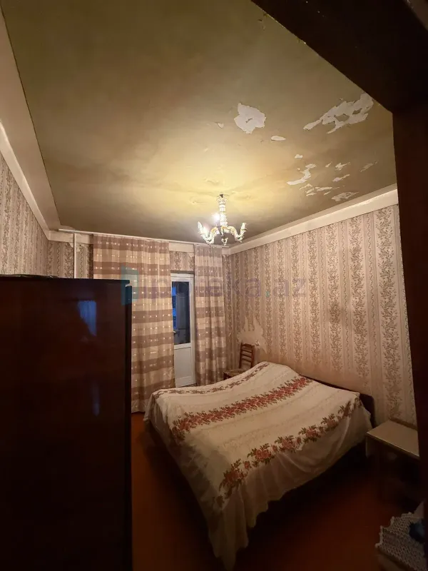 Satılır 4 otaqlı köhnə tikili 100 m²