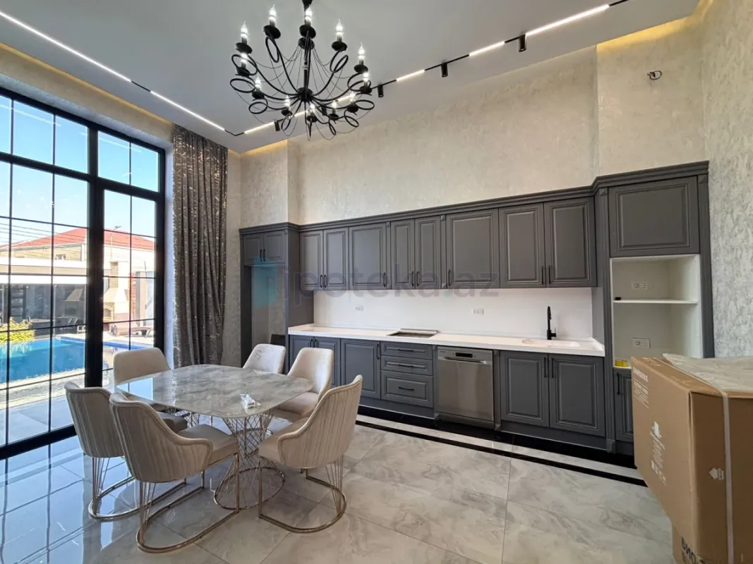 Satılır 4 otaqlı mənzil 200 m²