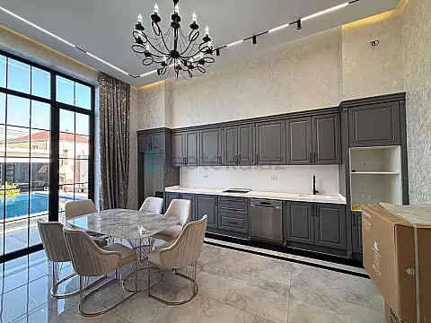 Satılır 4 otaqlı mənzil 200 m²