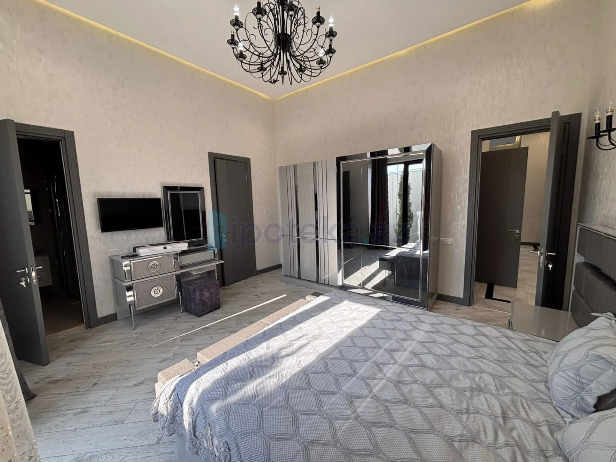 Satılır 4 otaqlı mənzil 200 m²