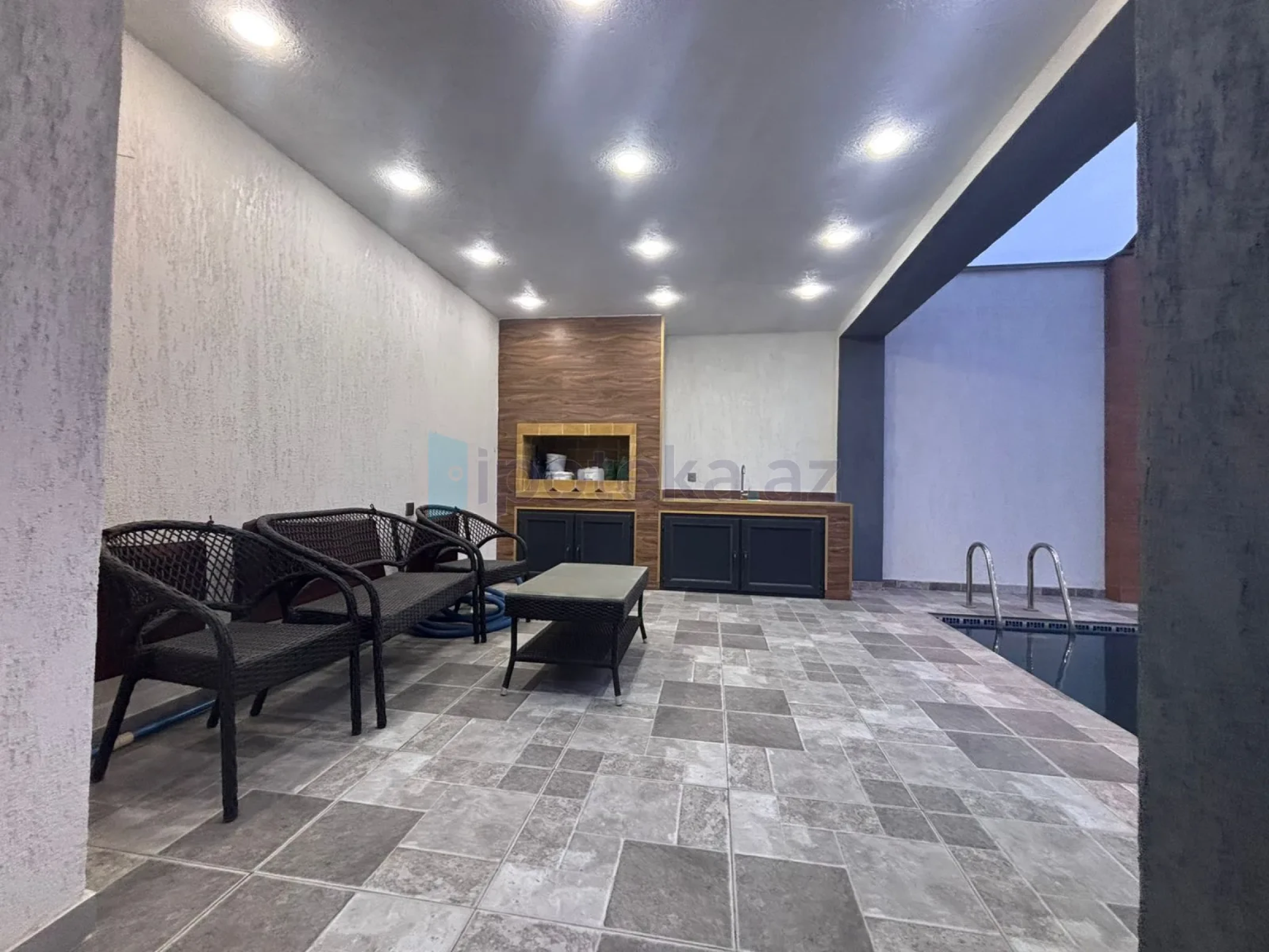 Satılır 4 otaqlı mənzil 150 m²