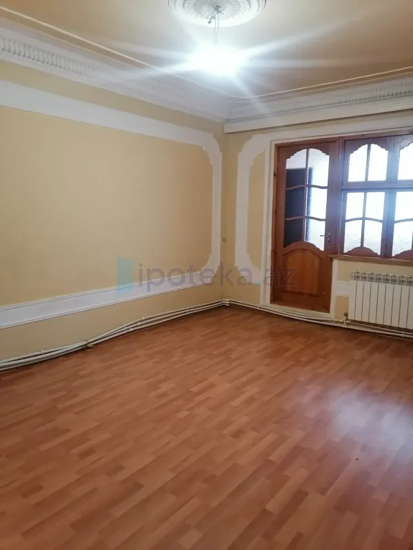 Satılır 2 otaqlı köhnə tikili 70 m²