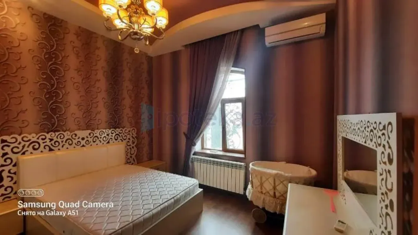 Satılır 5 otaqlı həyət evi 450 m²