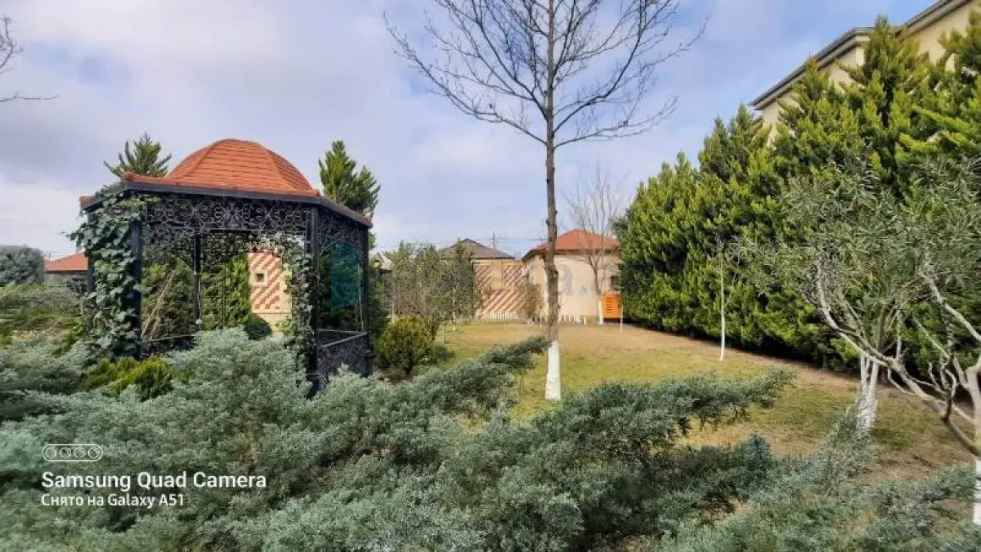 Satılır 5 otaqlı həyət evi 450 m²