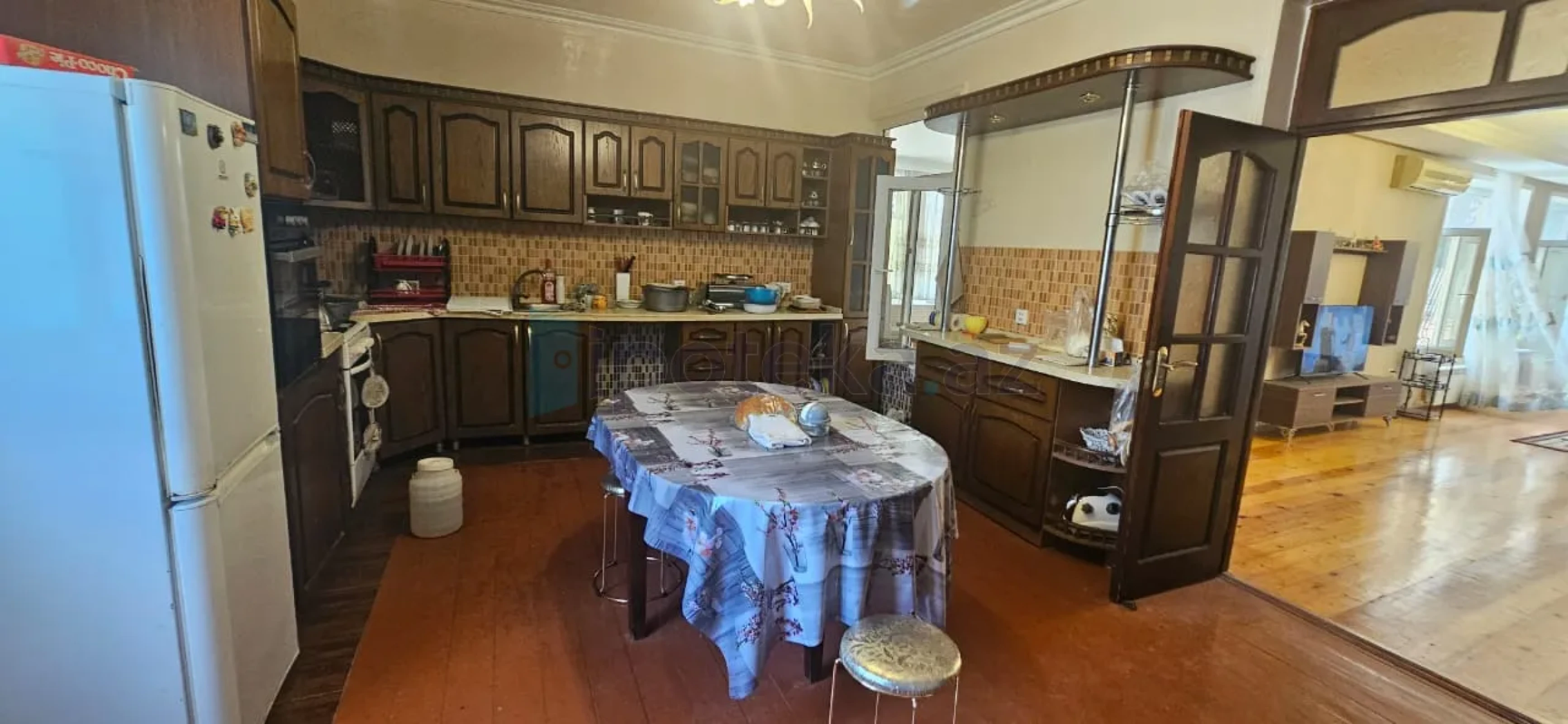 Satılır 8 otaqlı həyət evi 350 m²