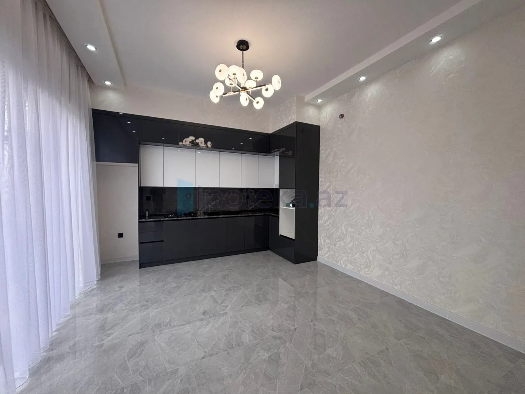 Satılır 4 otaqlı mənzil 155 m²