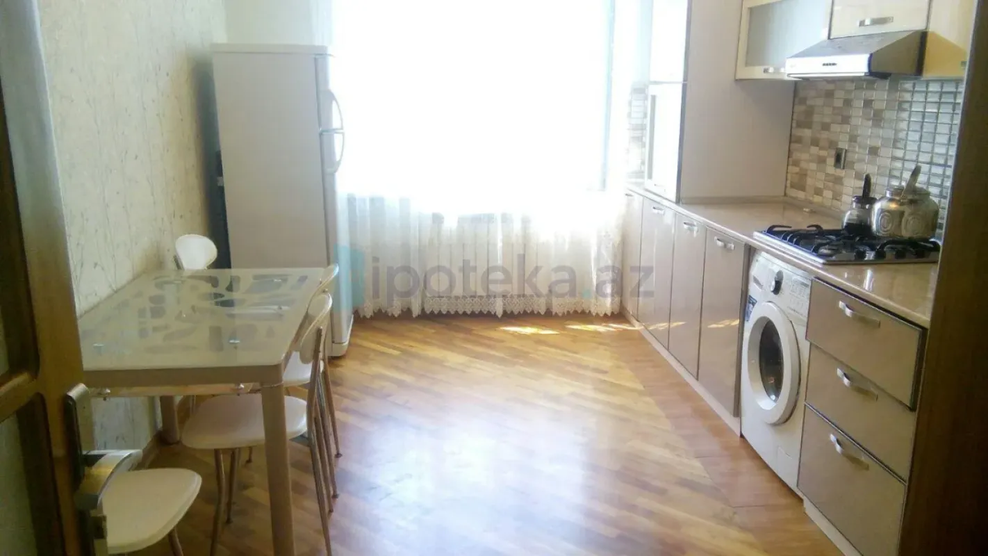 Satılır 3 otaqlı köhnə tikili 100 m²