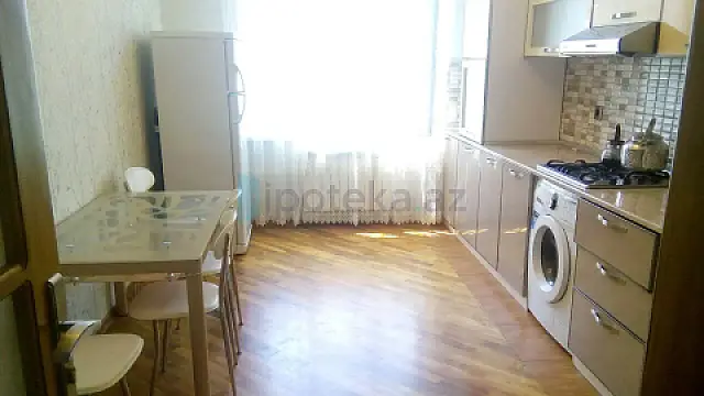 Satılır 3 otaqlı köhnə tikili 100 m²