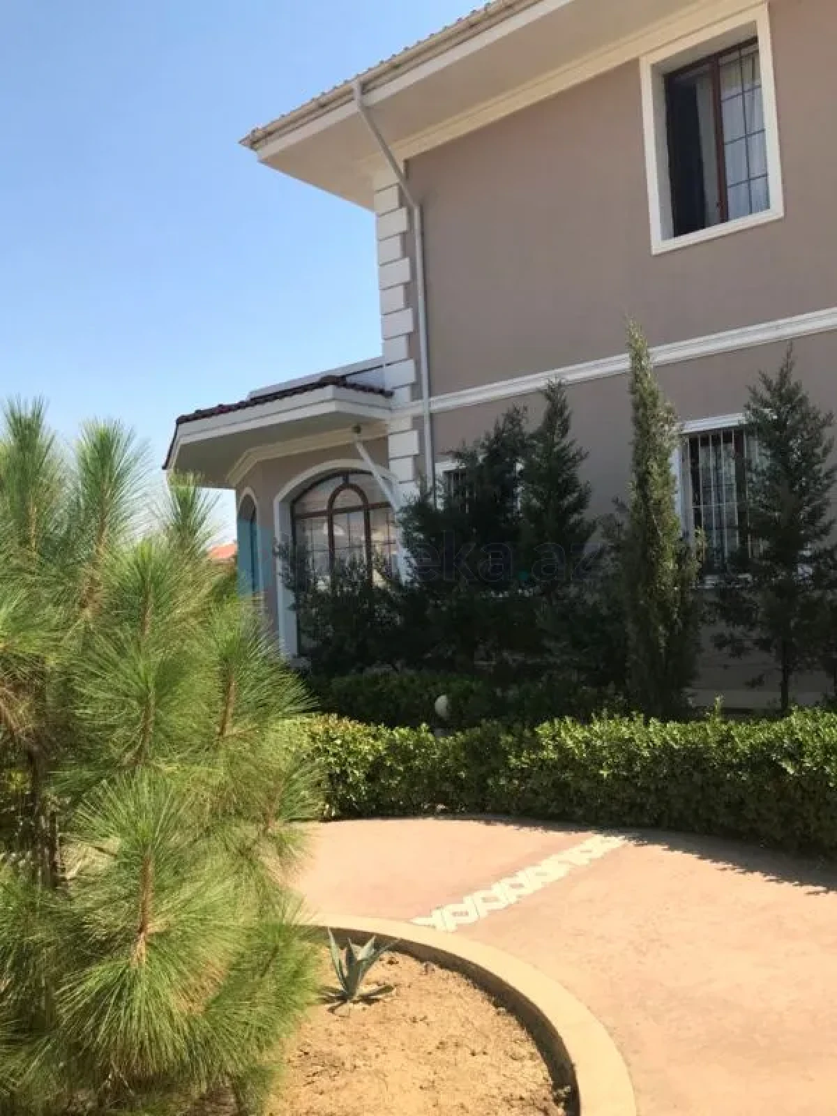 Satılır 5 otaqlı həyət evi 300 m²