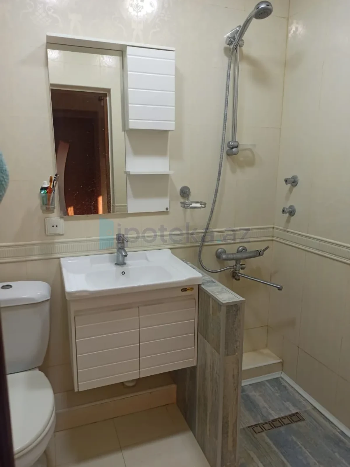Satılır 4 otaqlı köhnə tikili 120 m²