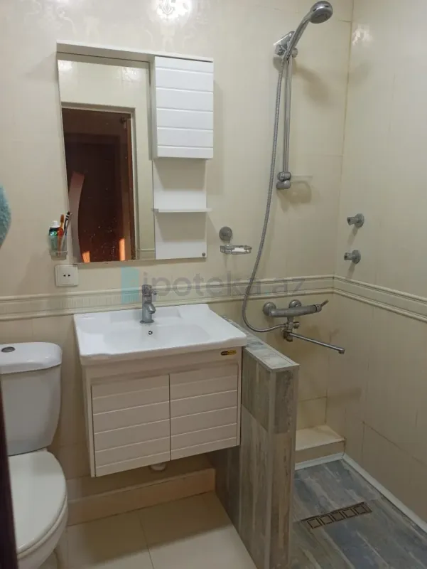 Satılır 4 otaqlı köhnə tikili 120 m²