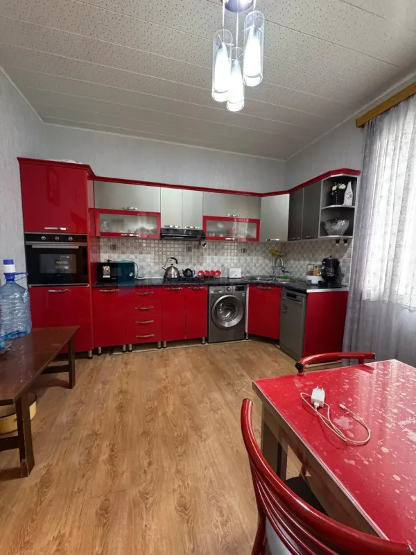 Satılır 5 otaqlı həyət evi 200 m²
