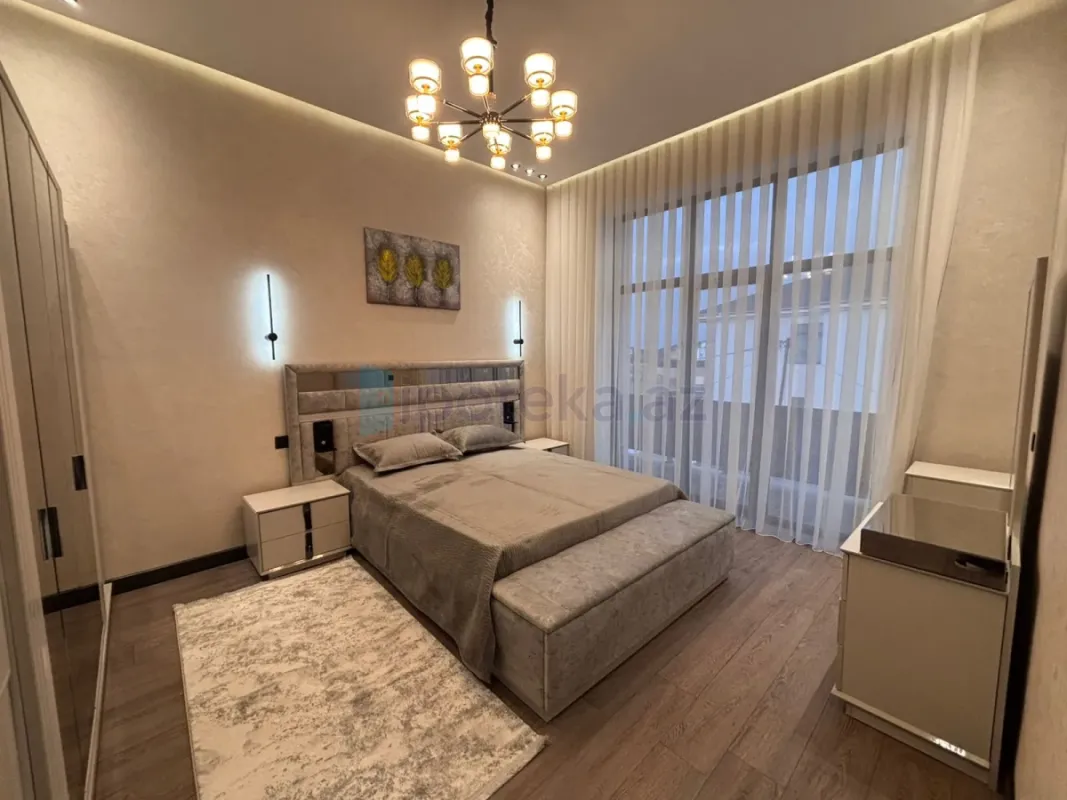 Satılır 5 otaqlı mənzil 260 m²