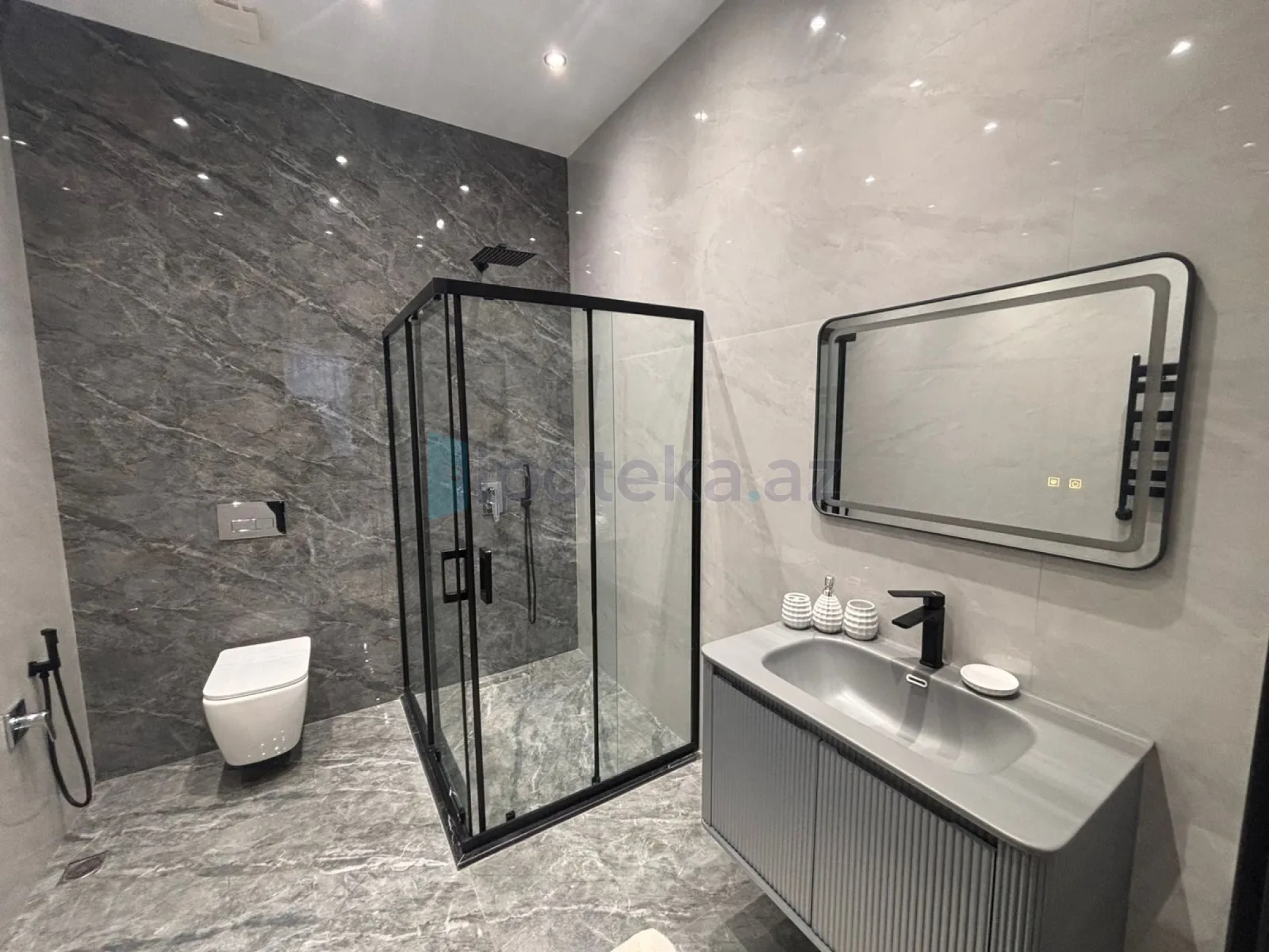 Satılır 5 otaqlı mənzil 260 m²