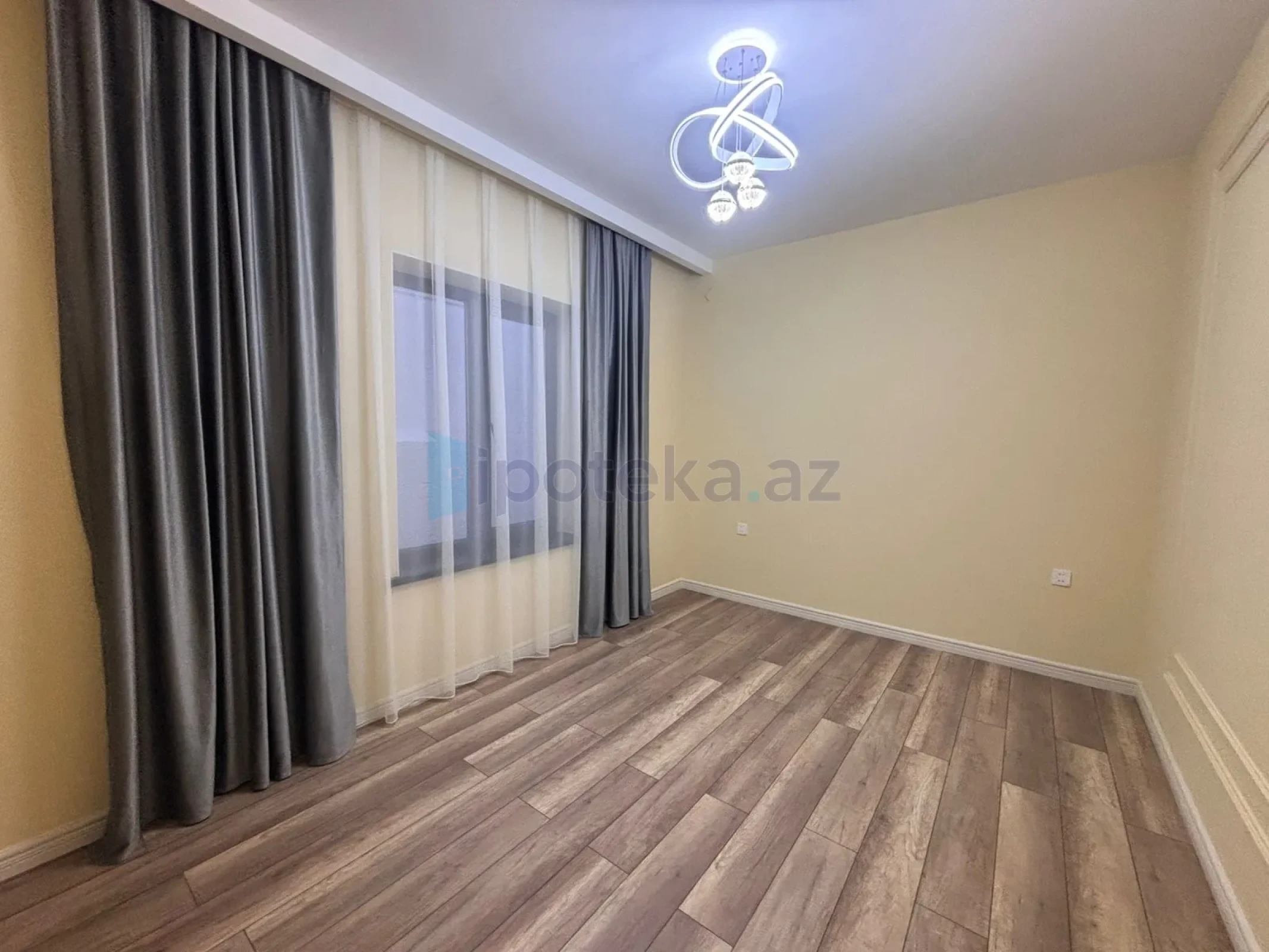 Satılır 4 otaqlı mənzil 150 m²
