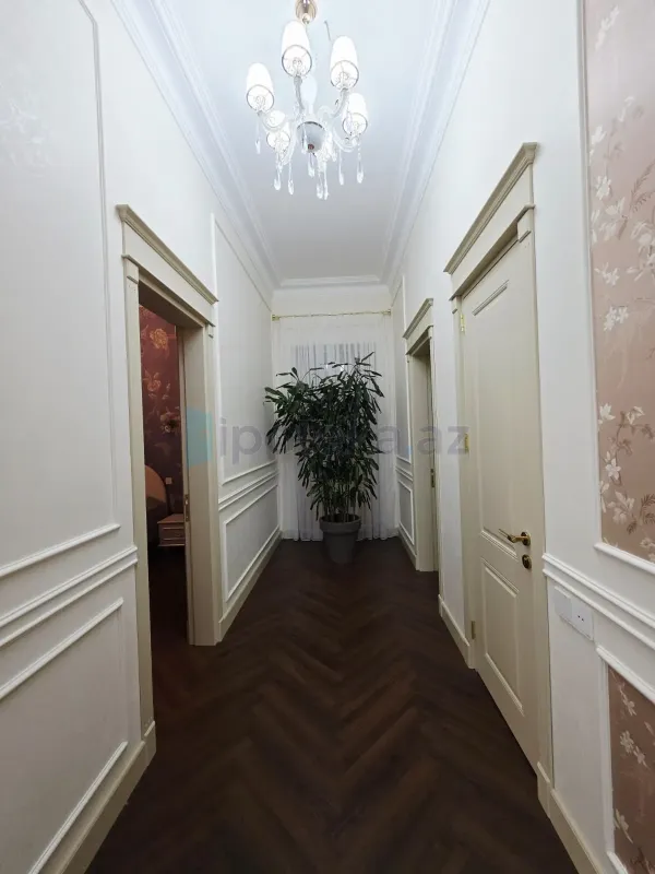 Satılır 4 otaqlı mənzil 130 m²