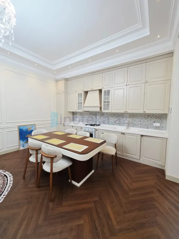 Satılır 4 otaqlı mənzil 130 m²