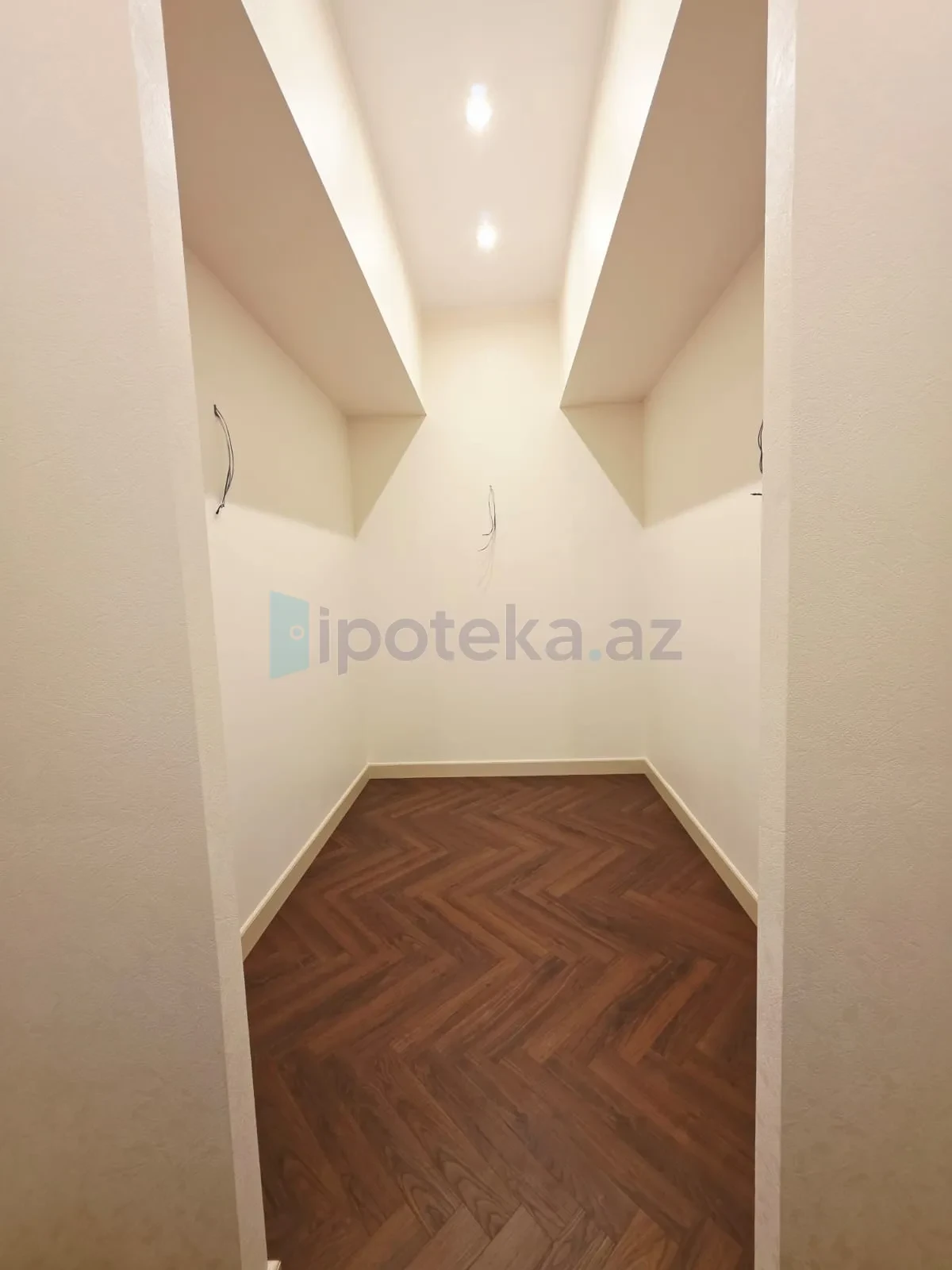 Satılır 4 otaqlı mənzil 130 m²