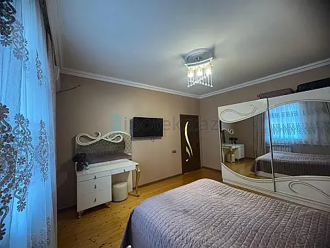 Satılır 5 otaqlı həyət evi 182 m²