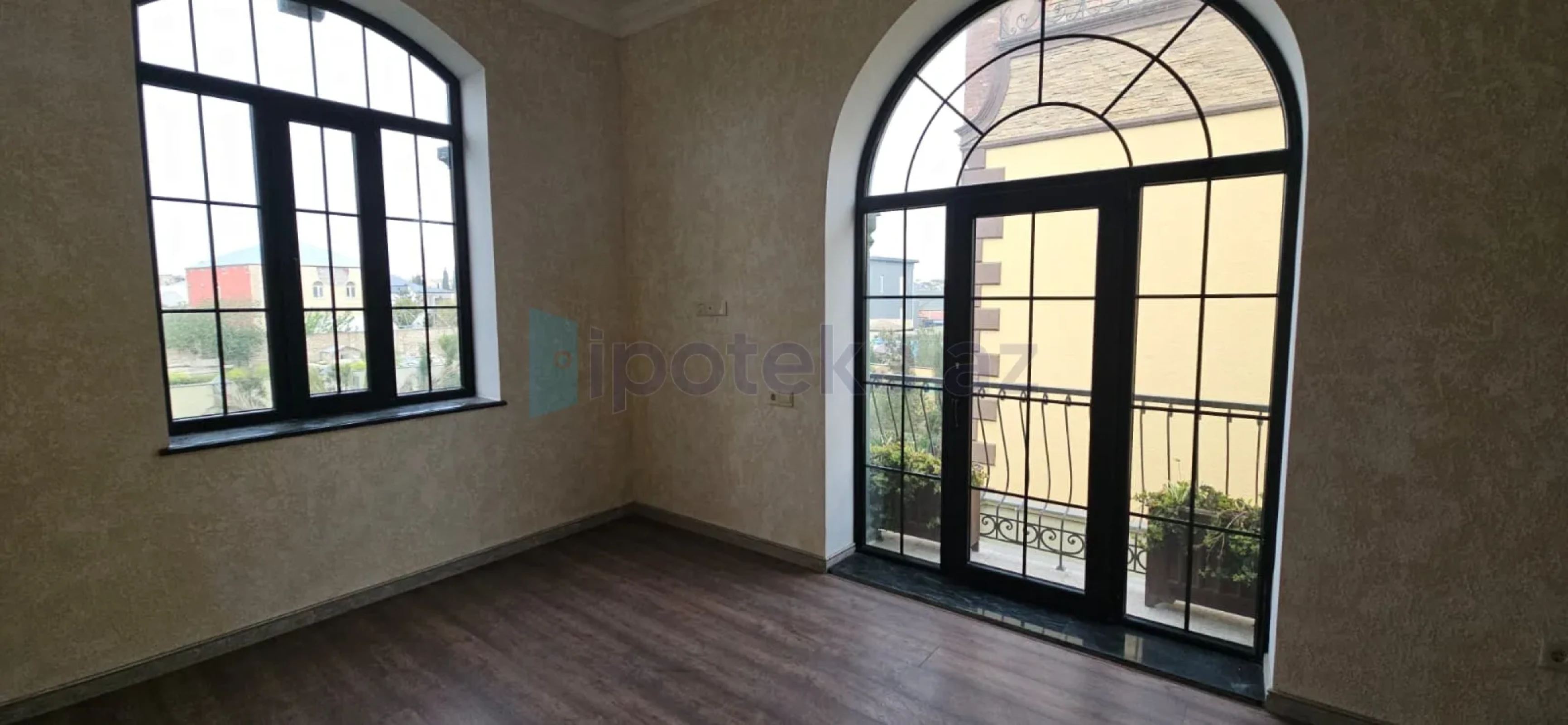 Satılır 7 otaqlı mənzil 360 m²