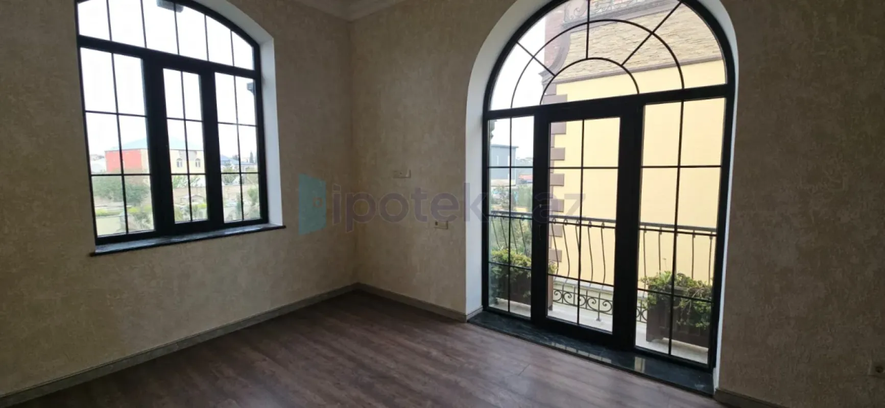 Satılır 7 otaqlı mənzil 360 m²