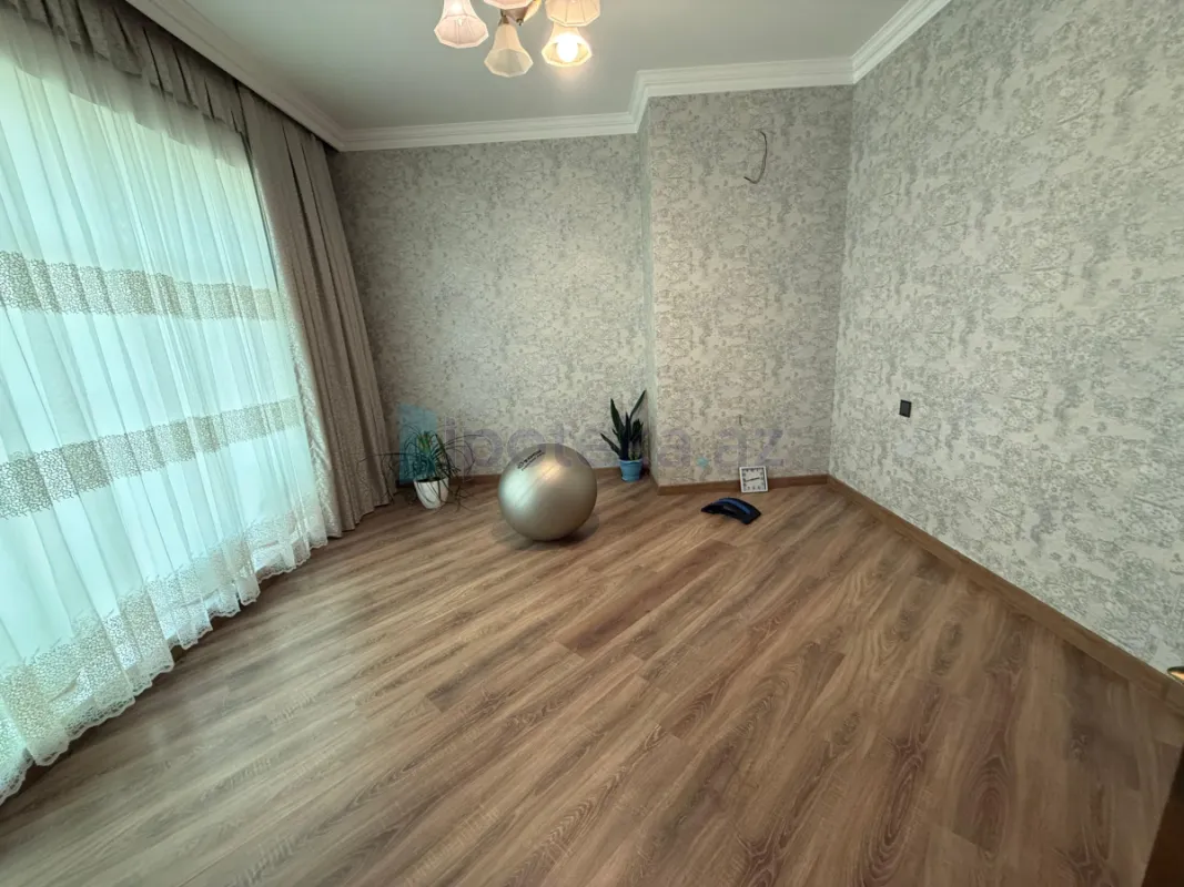 Satılır 5 otaqlı həyət evi 300 m²