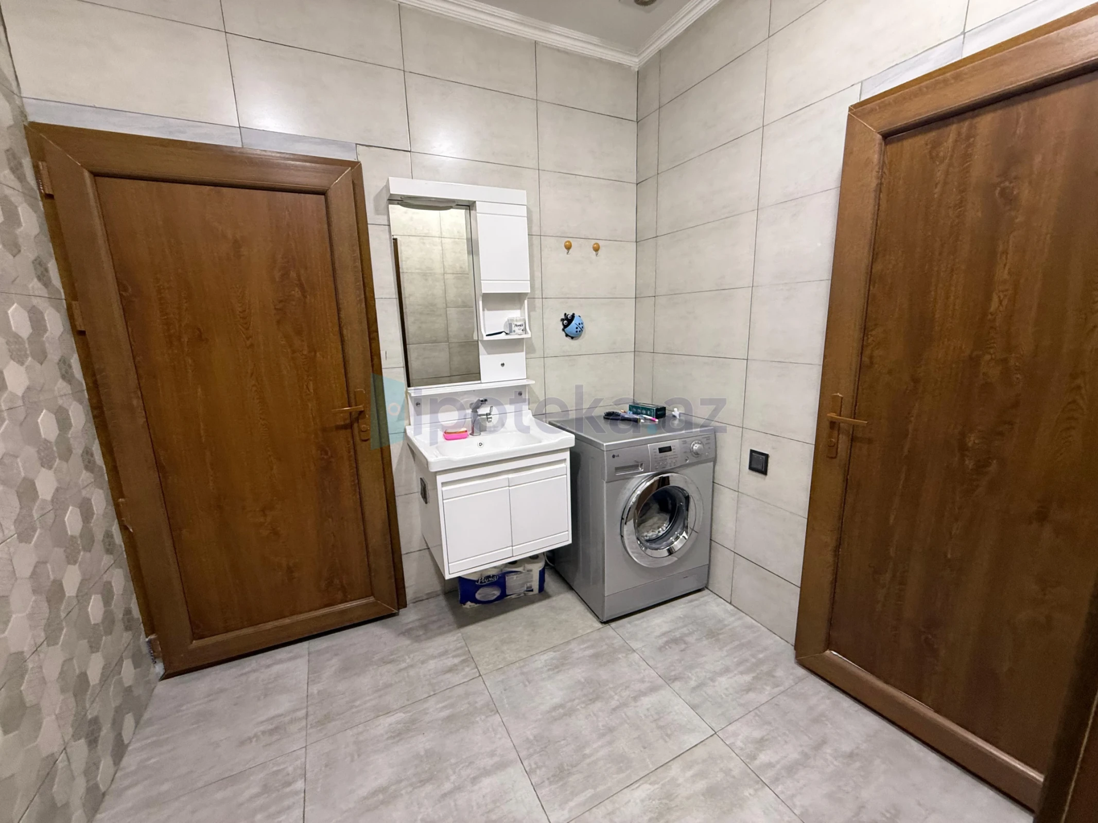 Satılır 5 otaqlı həyət evi 300 m²
