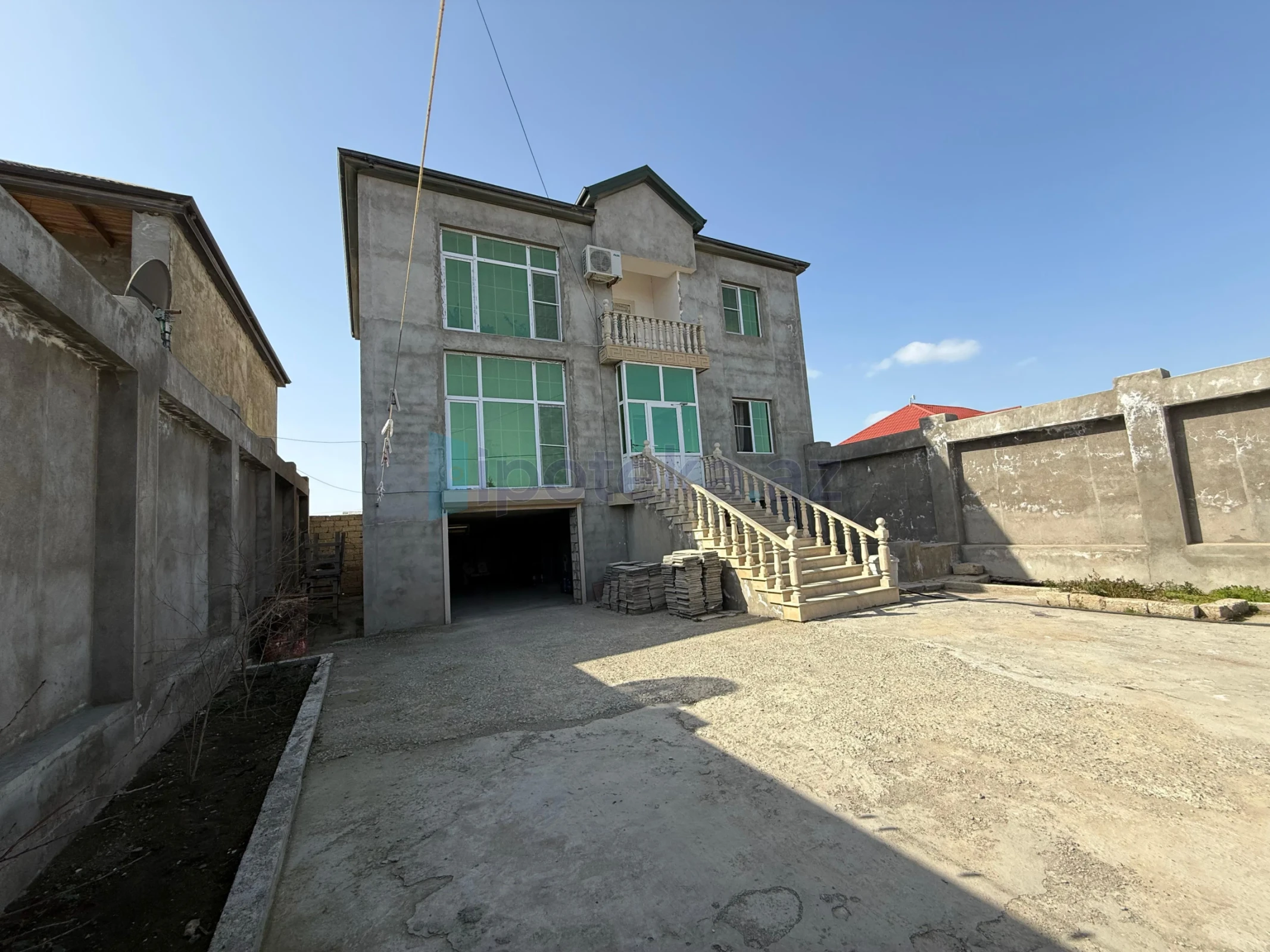 Satılır 5 otaqlı həyət evi 300 m²