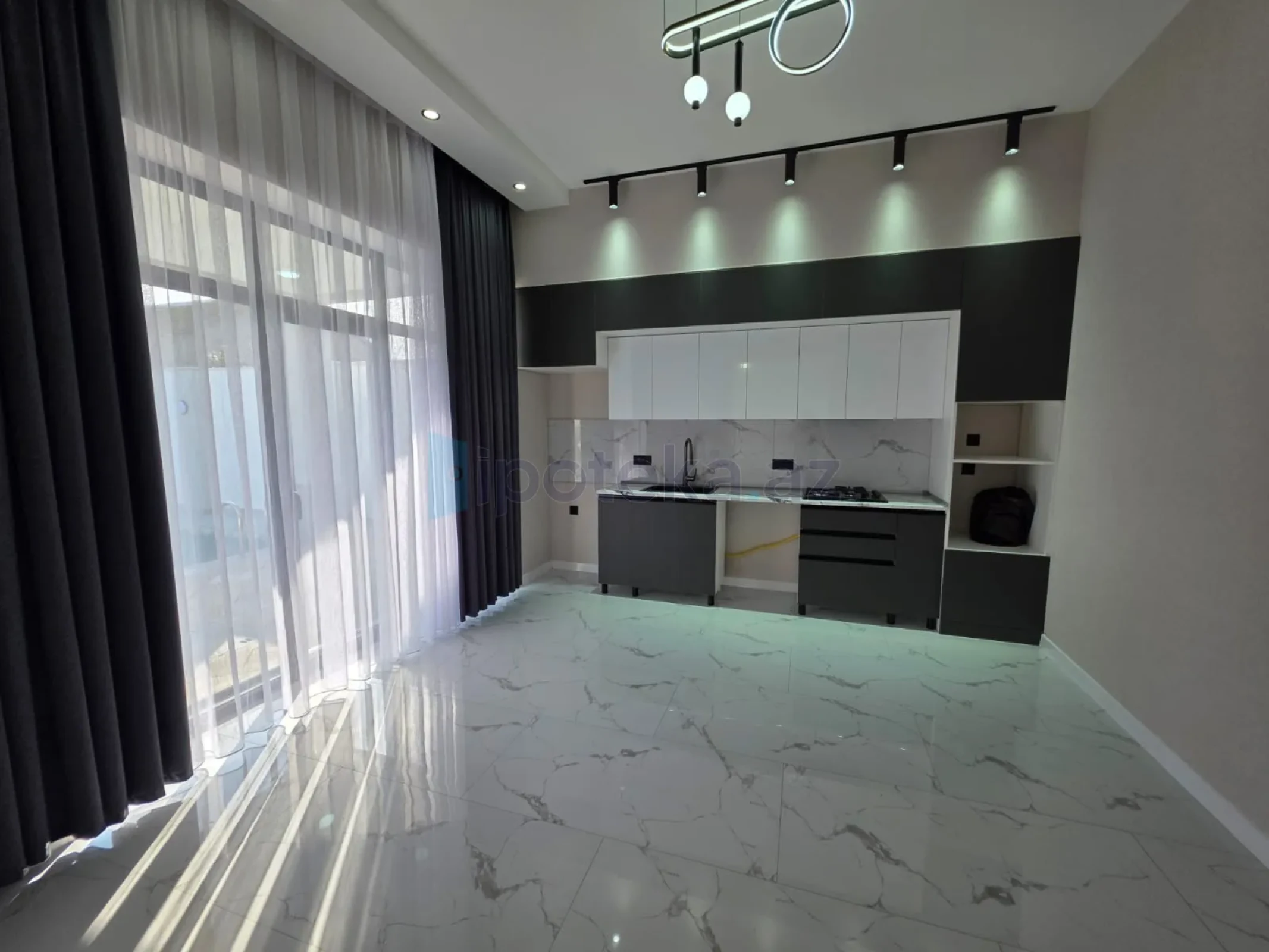 Satılır 3 otaqlı mənzil 140 m²