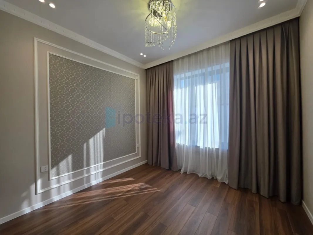 Satılır 4 otaqlı mənzil 135 m²