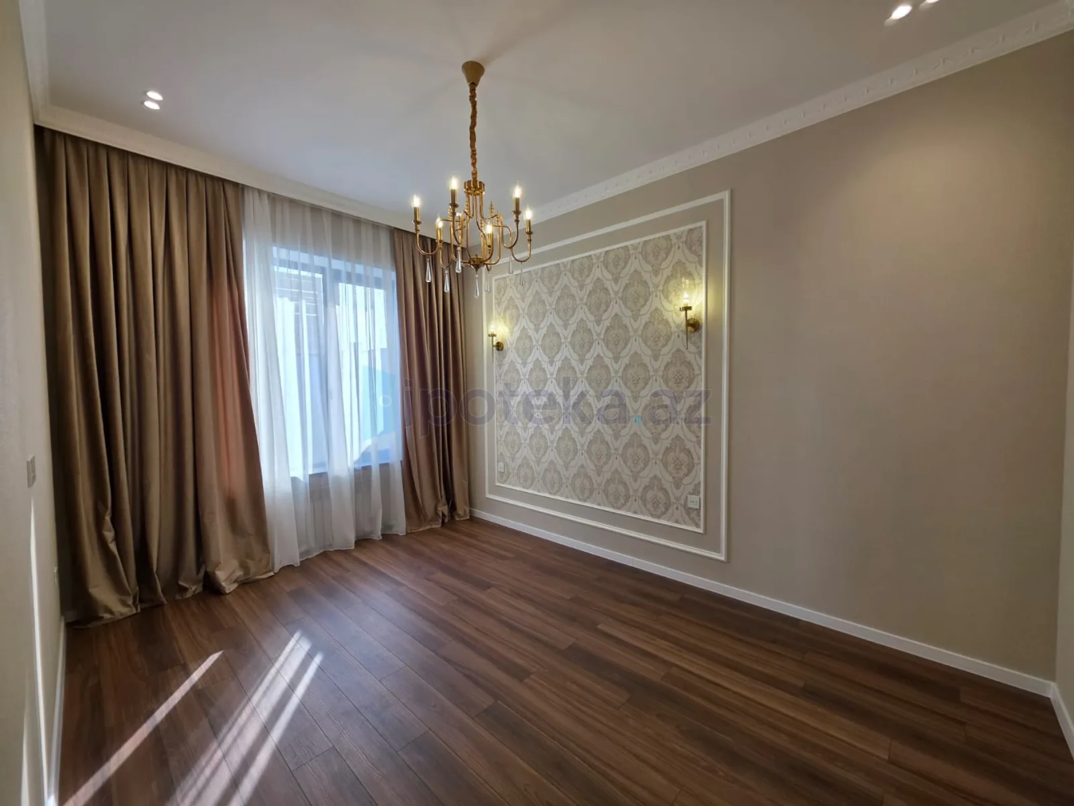 Satılır 4 otaqlı mənzil 135 m²