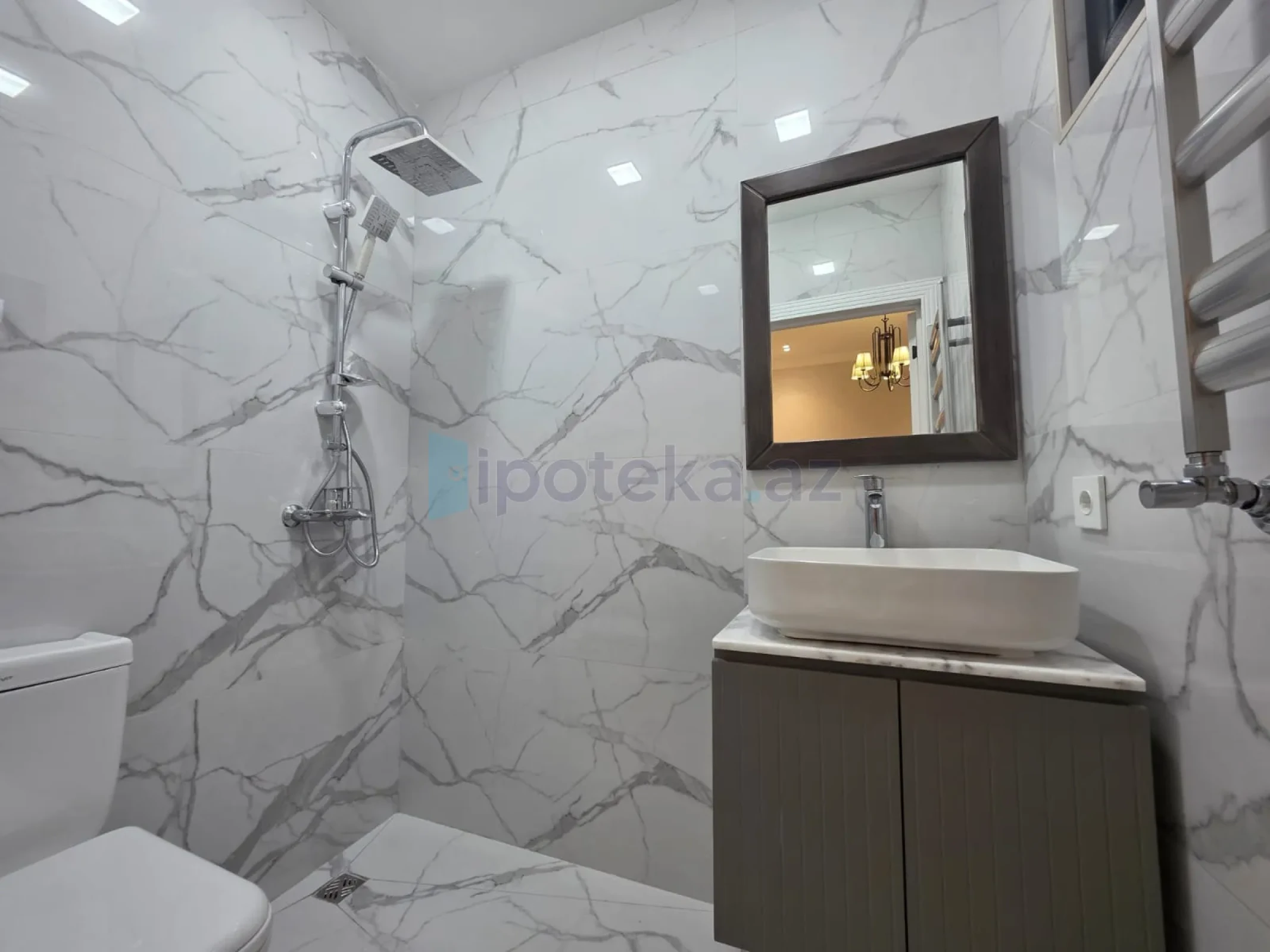 Satılır 4 otaqlı mənzil 135 m²