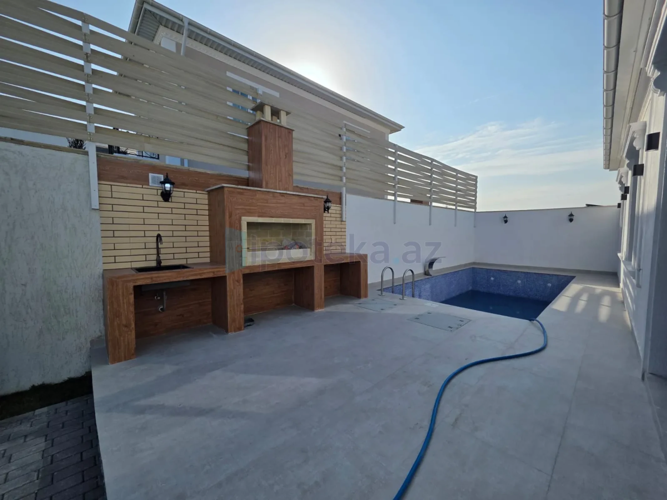 Satılır 4 otaqlı mənzil 135 m²