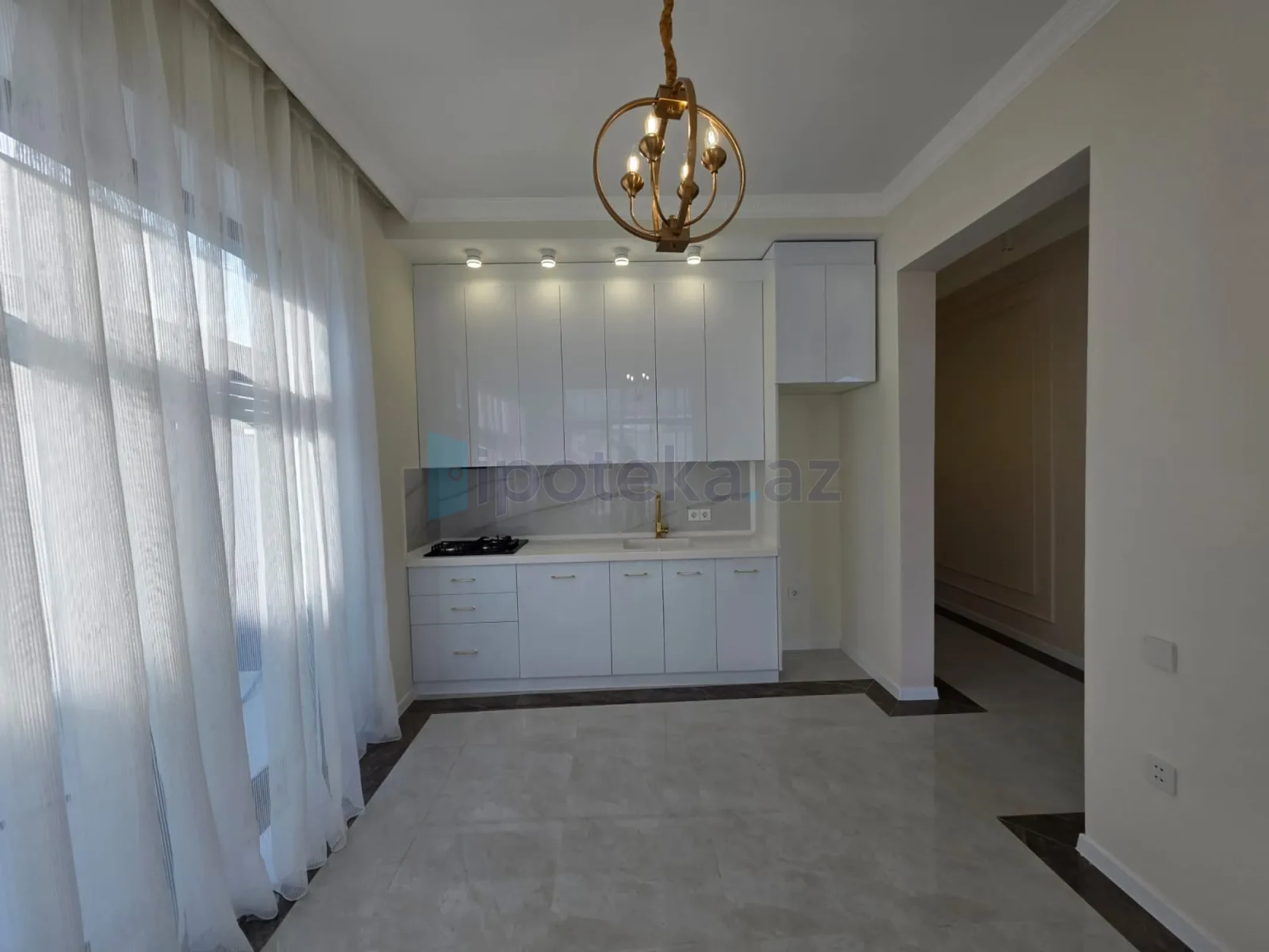 Satılır 4 otaqlı mənzil 135 m²