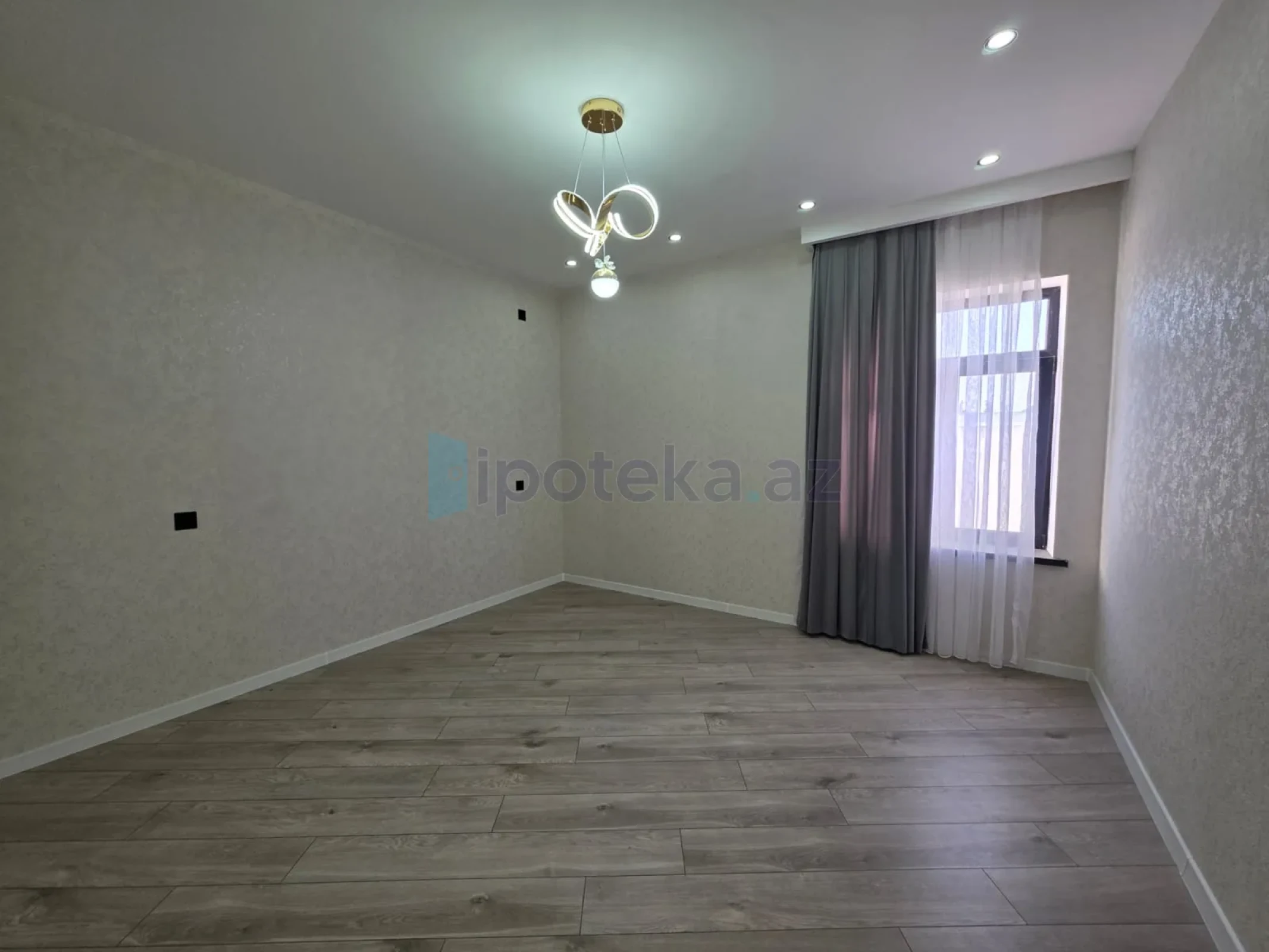 Satılır 5 otaqlı mənzil 200 m²