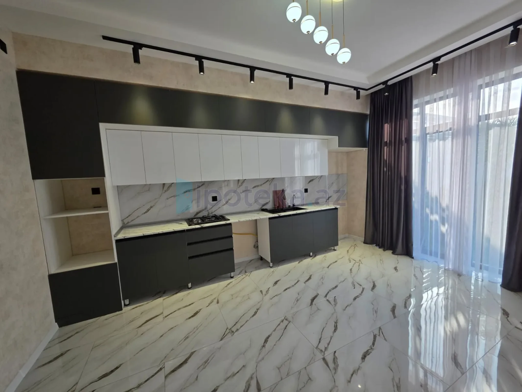 Satılır 5 otaqlı mənzil 200 m²