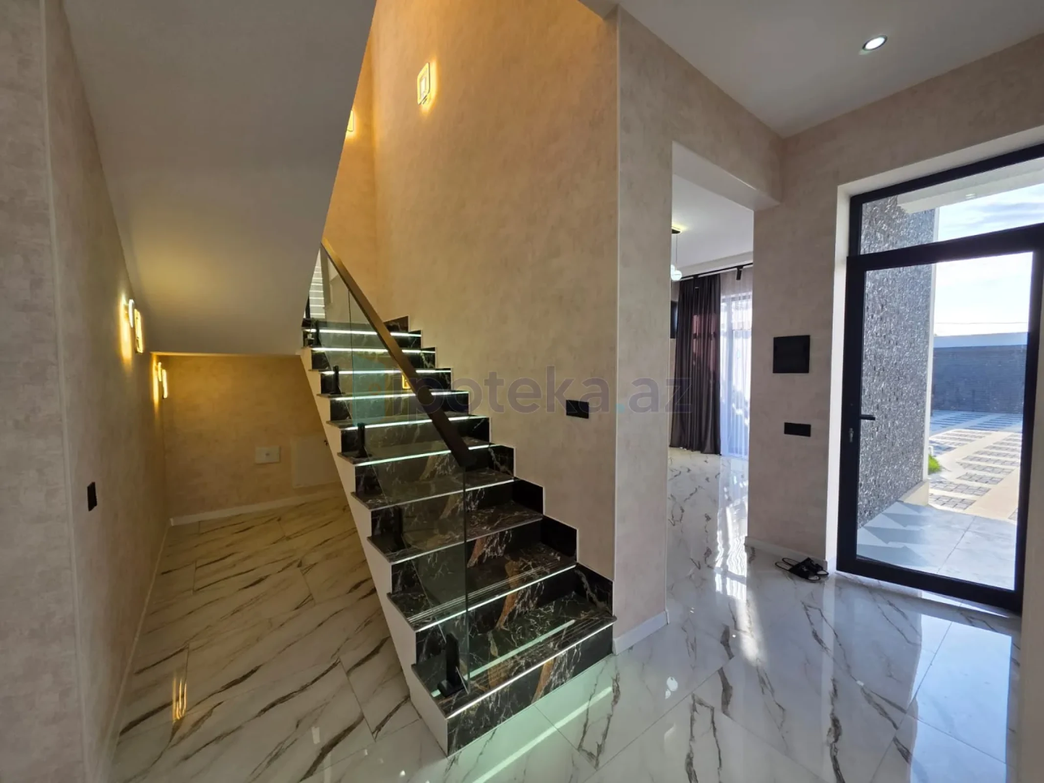 Satılır 5 otaqlı mənzil 200 m²