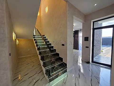 Satılır 5 otaqlı mənzil 200 m²