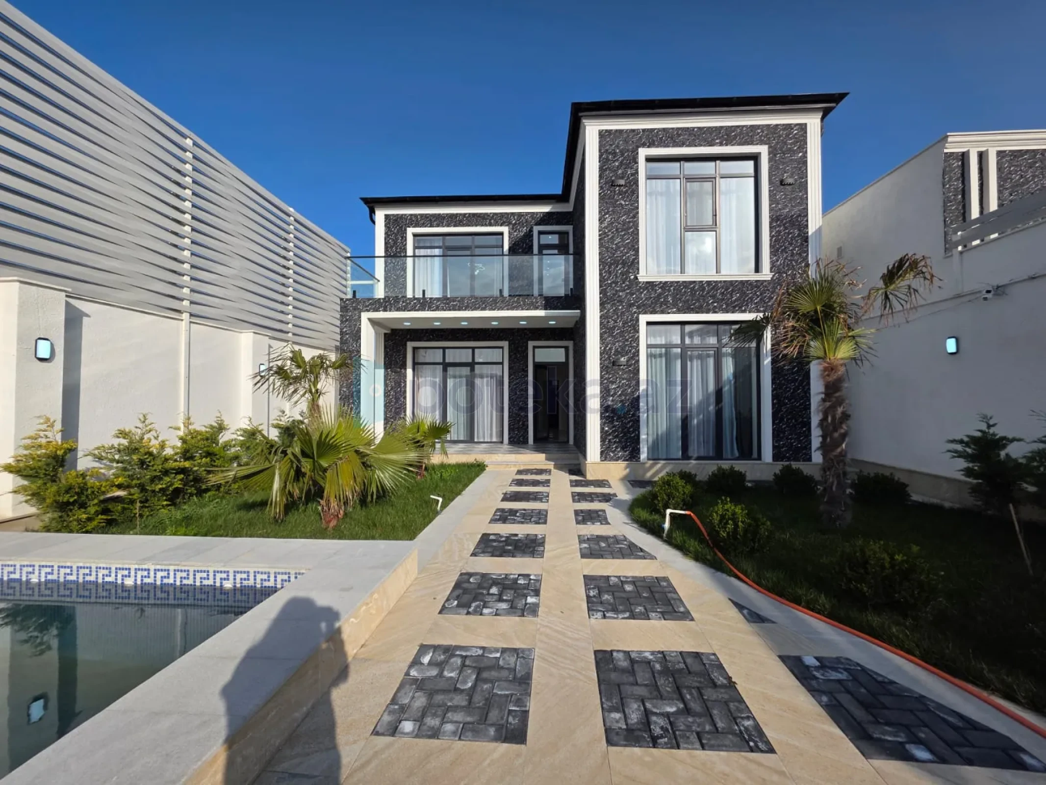 Satılır 5 otaqlı mənzil 200 m²