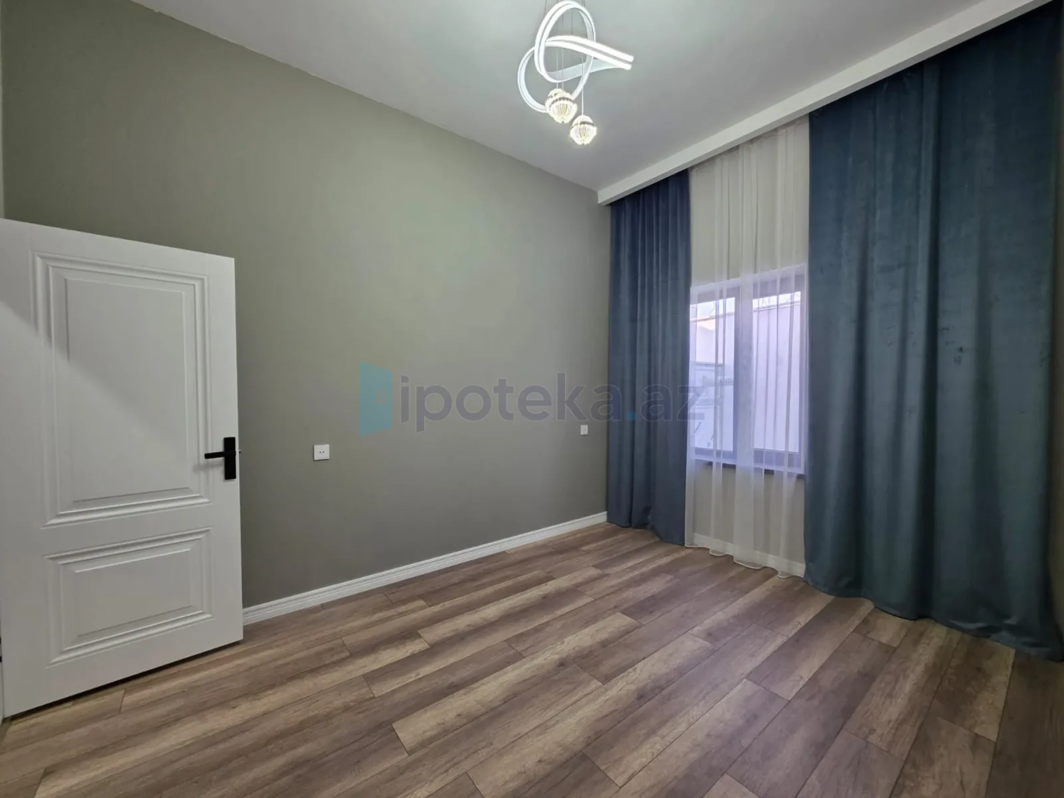 Satılır 4 otaqlı mənzil 140 m²