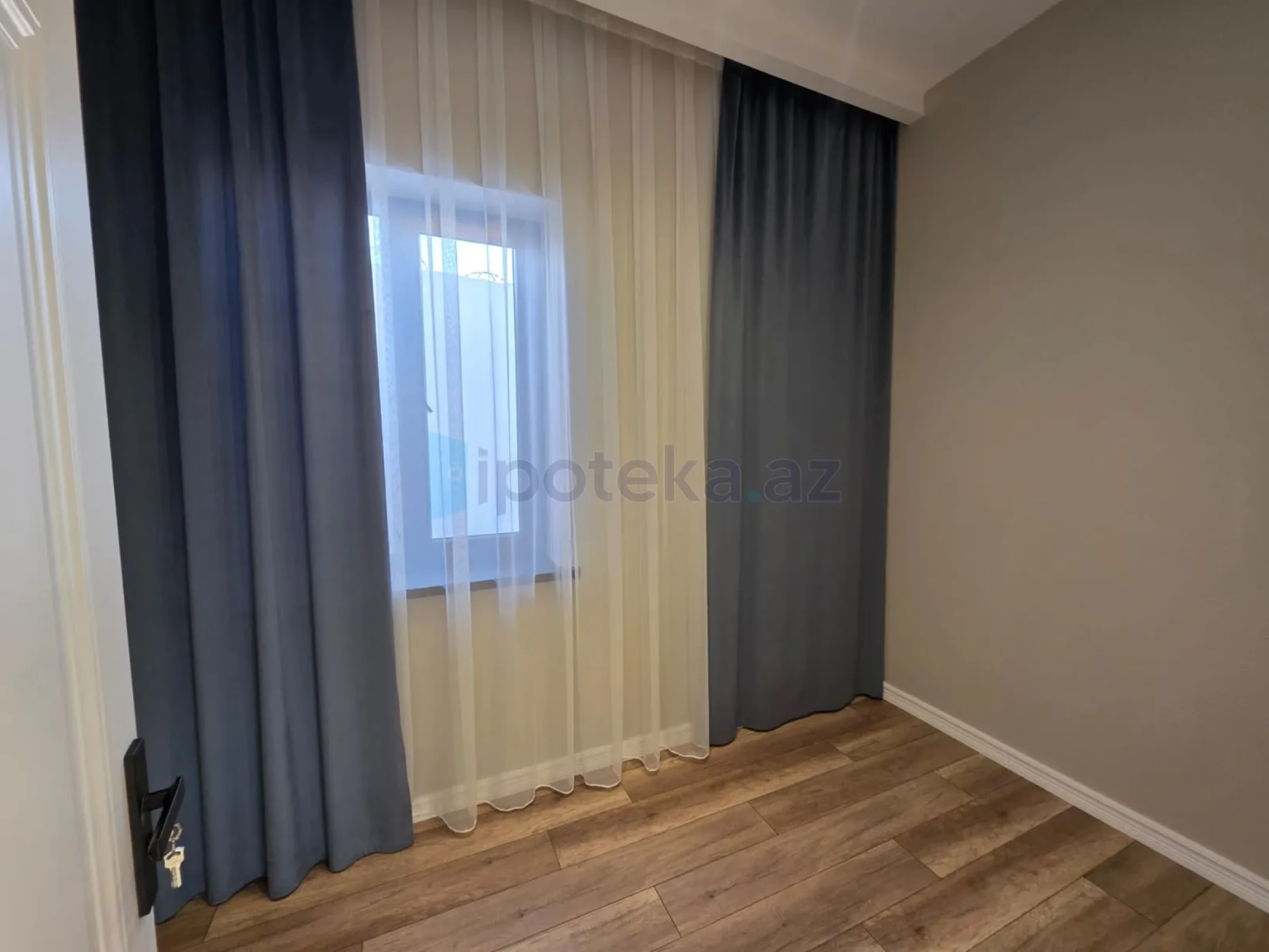 Satılır 4 otaqlı mənzil 120 m²