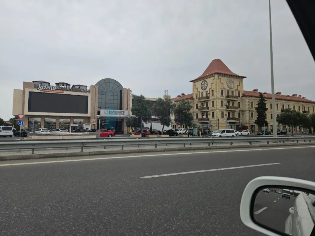 Satılır 6 otaqlı mənzil 200 m²