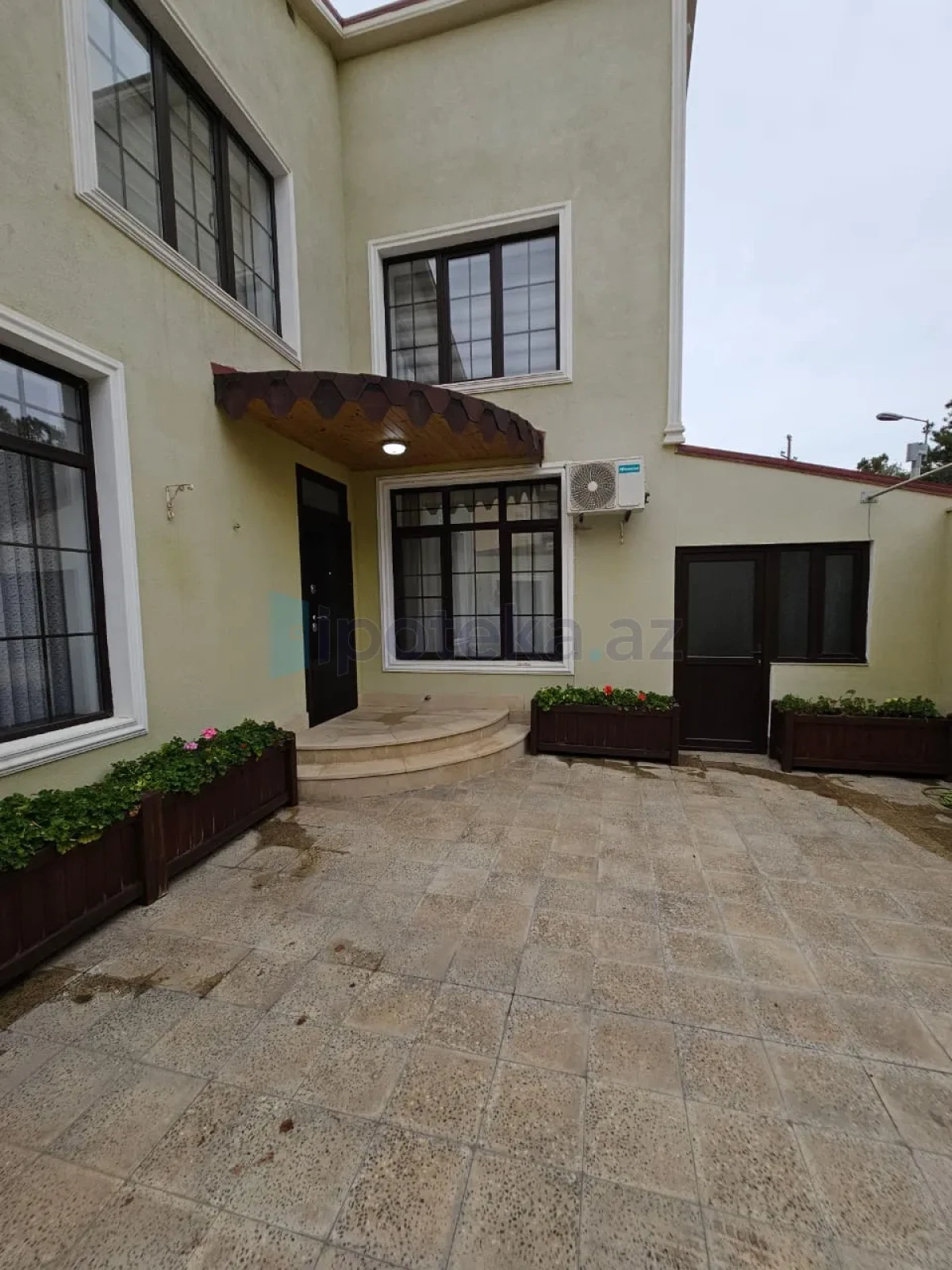 Satılır 6 otaqlı mənzil 200 m²