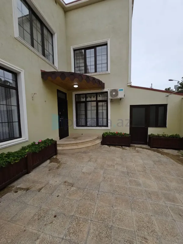 Satılır 6 otaqlı mənzil 200 m²