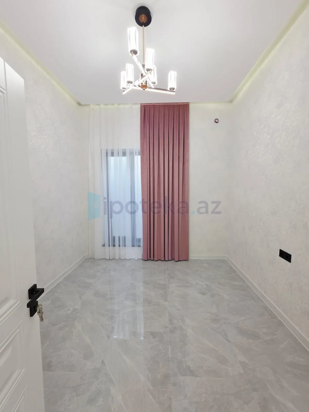 Satılır 4 otaqlı mənzil 155 m²