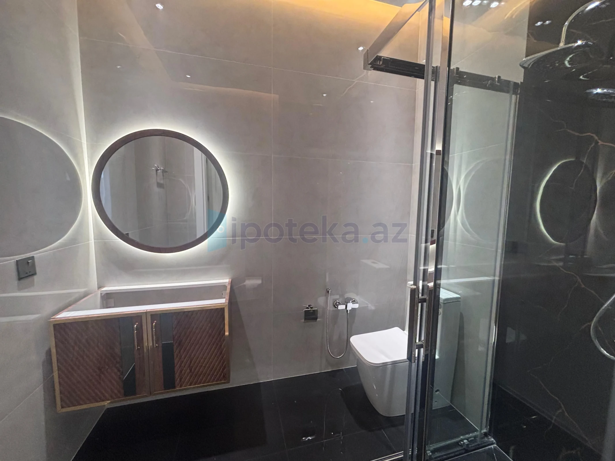 Satılır 4 otaqlı mənzil 140 m²