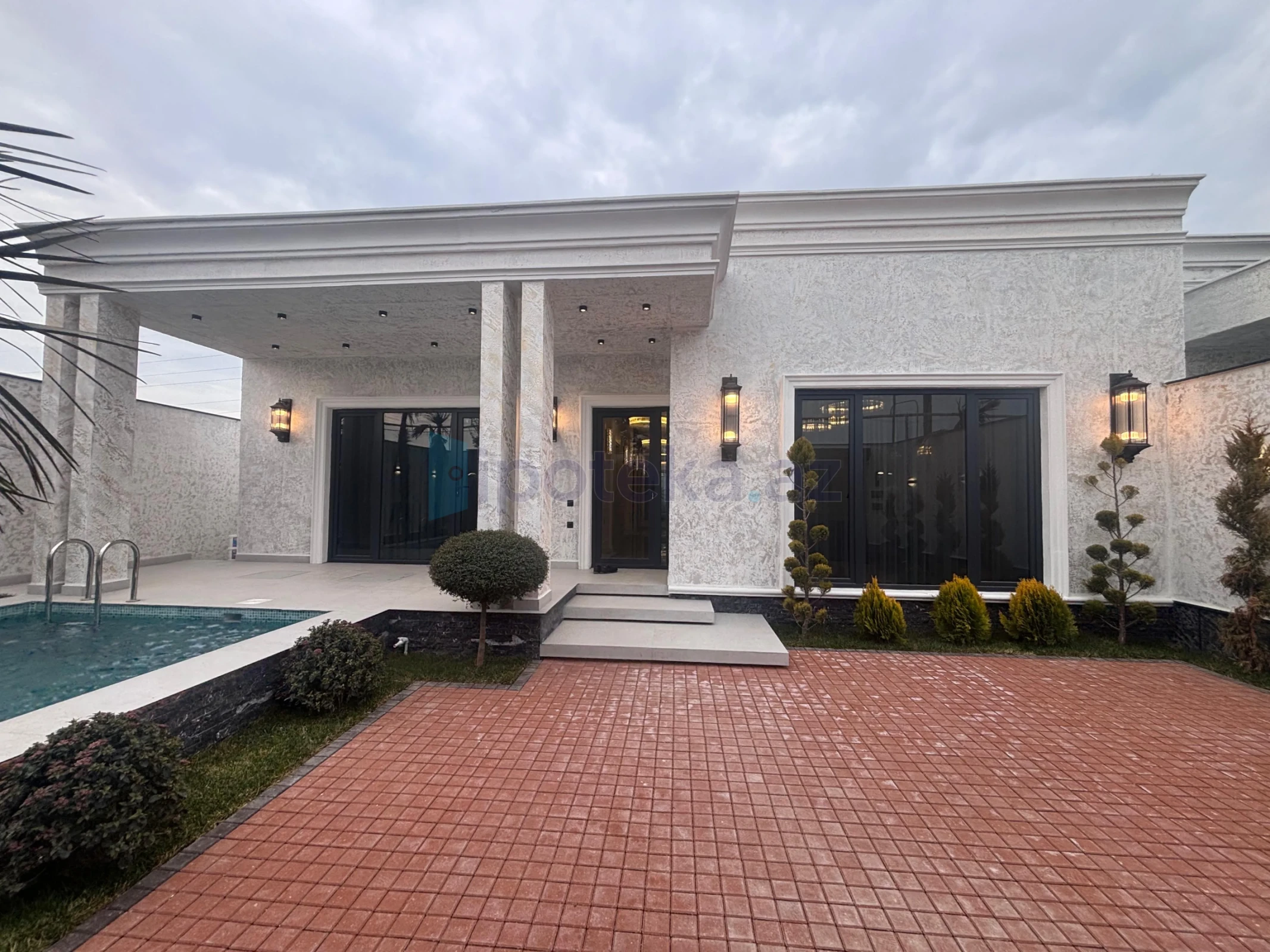 Satılır 4 otaqlı mənzil 140 m²