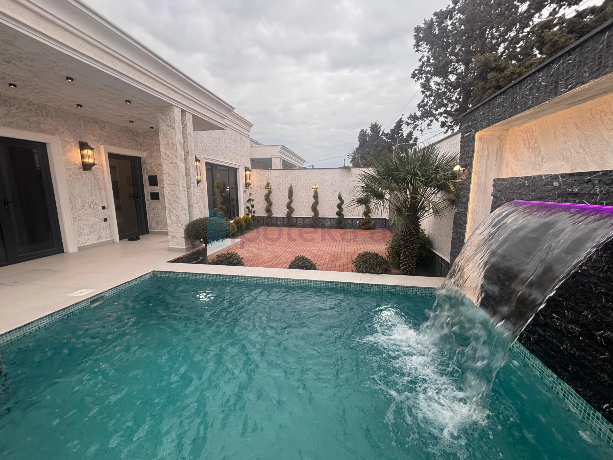 Satılır 4 otaqlı mənzil 140 m²